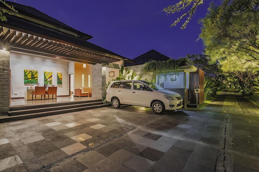 Pradha Villas Seminyak Exterior photo