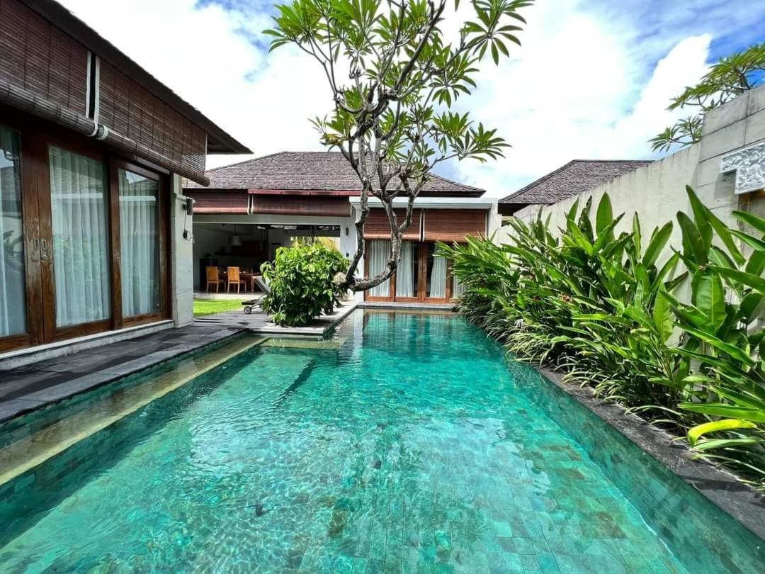 Pradha Villas Seminyak Exterior photo